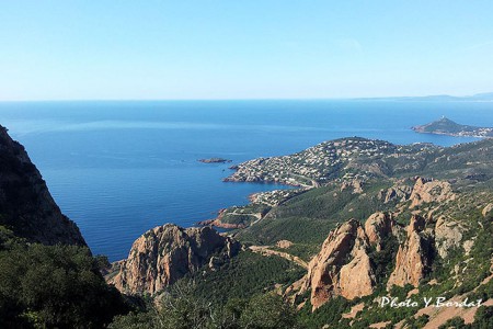 Anthéor - Le cap du Dramont. En arrière plan le Cap Camarat